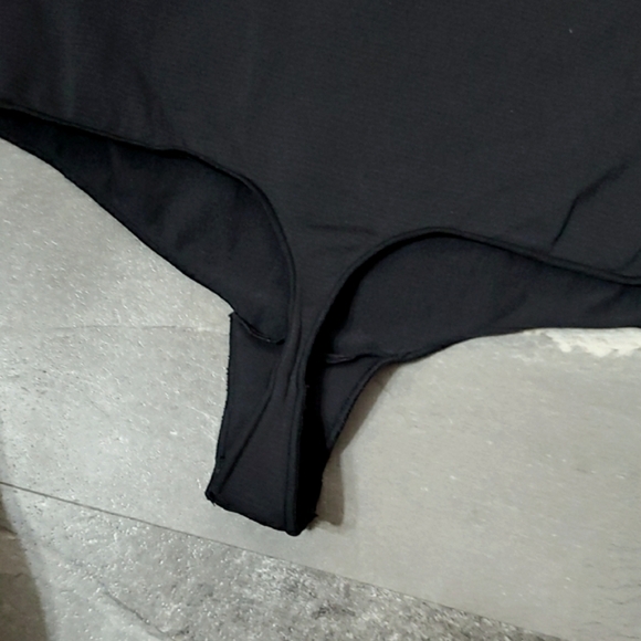SKIMS Essential Black Long Sleeve Thong Bodysuit. Scoop Distressed Neck. 2X/ 3X. - Picture 7 of 10